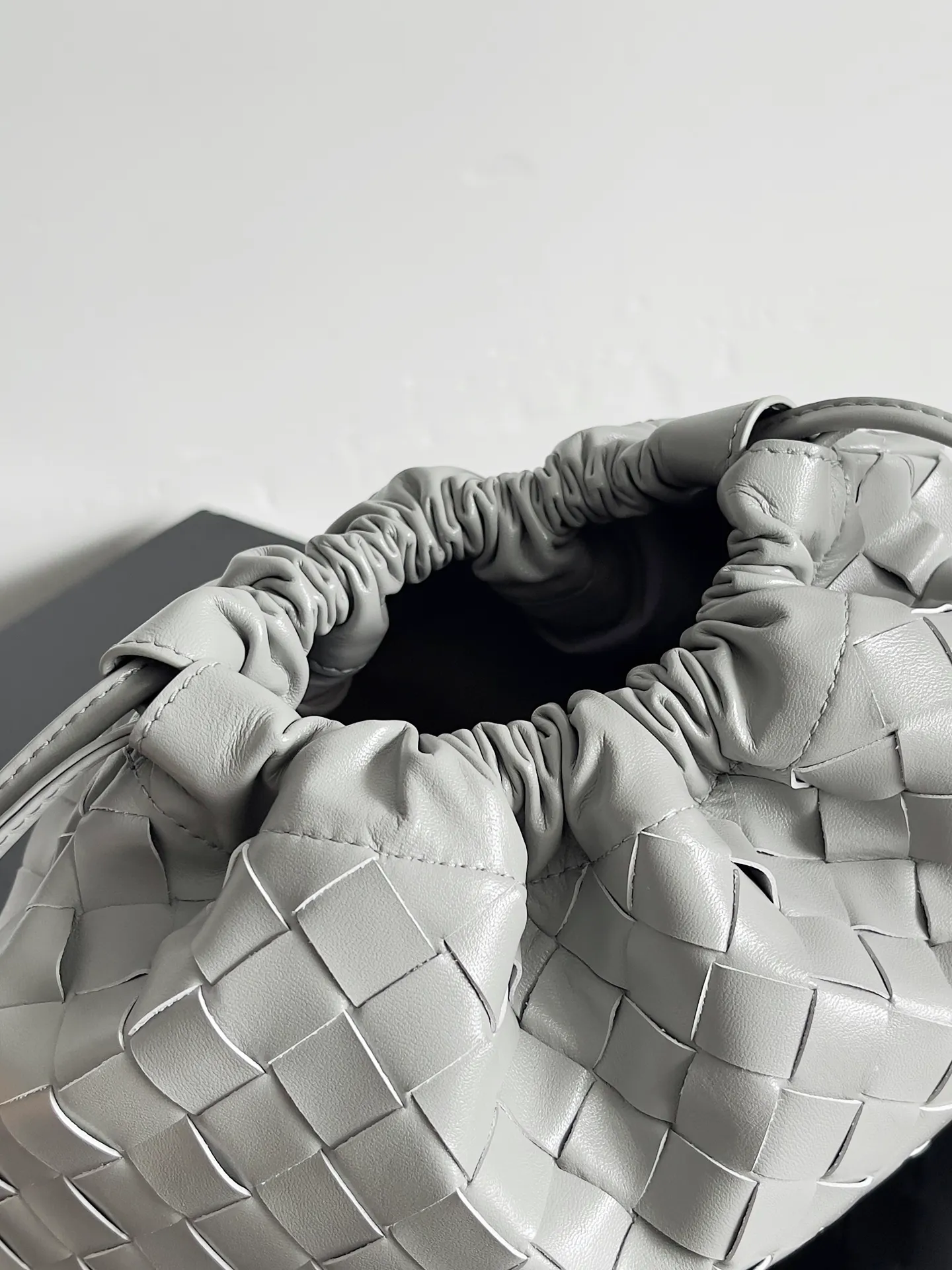 Batch 1560 Armpit bags have become a fashionable item that every girl has in their hands in recent years🛍️. The elegant and simple style has won the love of many people of different ages. However, there is an unavoidable trouble with armpit bags, that is, the capacity is too small, and BOTTEGA VENETA’s new Dustbag Considering people's travel needs, the capacity of garbage bags has been greatly upgraded. Folding umbrellas, water cups, and girls' makeup powder and lipstick can all be accommodated. It is very light and resistant to dirt. Even if you have a lot of things when traveling, it can reduce the burden to a certain extent. The shoulder straps are buckled and can be changed at will. It can be used for hand holding or as the liner of a large bag. After the drawstring is drawn, it looks like a cloud bag. It is very suitable for concave styling when traveling in summer🙋🏻‍♀️ Style number: 796728 Size: 32*23*1cm